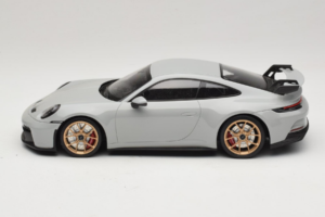Porsche 911 992 GT3 Chalk Jantes Douradas Minichamps 1:18 117069001 Metal - imagem 3 de 6