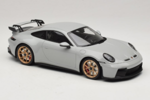 Porsche 911 992 GT3 Chalk Jantes Douradas Minichamps 1:18 117069001 Metal - imagem 4 de 6