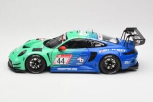 Porsche 911 992 GT3 R Falken #44 D. Eriksson / T. Heinemann 24 Hours of Nurburgring 2023 Minichamps 1:18 113236344 Metal - imagem 4 de 8