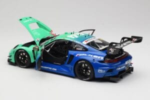 Porsche 911 992 GT3 R Falken #44 D. Eriksson / T. Heinemann 24 Hours of Nurburgring 2023 Minichamps 1:18 113236344 Metal - imagem 5 de 8