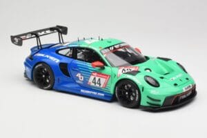 Porsche 911 992 GT3 R Falken #44 D. Eriksson / T. Heinemann 24 Hours of Nurburgring 2023 Minichamps 1:18 113236344 Metal - imagem 6 de 8