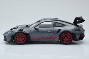 Porsche 911 992 GT3 RS Arctic Cinzento Pyro Vermelho Norev 1:18 187350 Metal - imagem 4 de 8