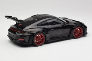 Porsche 911 992 GT3 RS Preto & Rodas Vermelhas & Decor Preto Minichamps 1:18 153062240 Metal - imagem 2 de 6