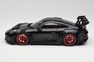 Porsche 911 992 GT3 RS Preto & Rodas Vermelhas & Decor Preto Minichamps 1:18 153062240 Metal - imagem 3 de 6