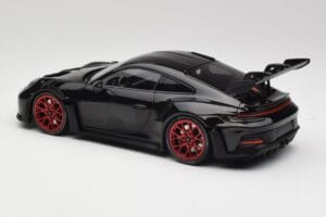 Porsche 911 992 GT3 RS Preto & Rodas Vermelhas & Decor Preto Minichamps 1:18 153062240 Metal - imagem 5 de 6