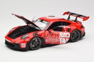 Porsche 911 992 GT3 RS Getspeed Race Taxi Guards Red Minichamps 1:18 110062040 Metal - imagem 2 de 8