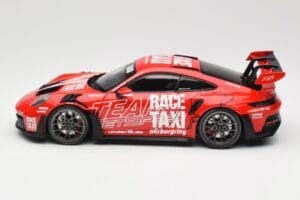 Porsche 911 992 GT3 RS Getspeed Race Taxi Guards Red Minichamps 1:18 110062040 Metal - imagem 4 de 8