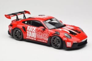 Porsche 911 992 GT3 RS Getspeed Race Taxi Guards Red Minichamps 1:18 110062040 Metal - imagem 6 de 8