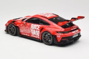 Porsche 911 992 GT3 RS Getspeed Race Taxi Guards Red Minichamps 1:18 110062040 Metal - imagem 7 de 8