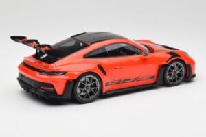 Porsche 911 992 GT3 RS Guards Laranja & Jantes Prateadas Minichamps 1:18 911992002 Metal - imagem 2 de 6
