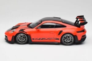 Porsche 911 992 GT3 RS Guards Laranja & Jantes Prateadas Minichamps 1:18 911992002 Metal - imagem 3 de 6