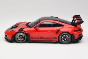 Porsche 911 992 GT3 RS Guards Vermelho & Rodas Prata Weissach Package Minichamps 1:18 153062246 Metal - imagem 3 de 6