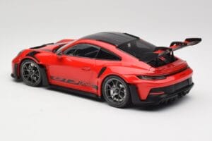 Porsche 911 992 GT3 RS Guards Vermelho & Rodas Prata Weissach Package Minichamps 1:18 153062246 Metal - imagem 5 de 6