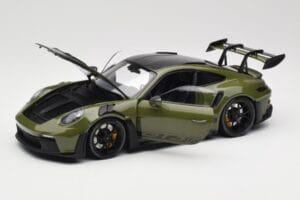 Porsche 911 992 GT3 RS Nato Olive & Black Wheels Minichamps 1:18 110062027 Metal - imagem 2 de 8