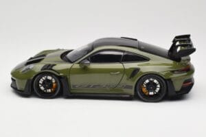 Porsche 911 992 GT3 RS Nato Olive & Black Wheels Minichamps 1:18 110062027 Metal - imagem 4 de 8