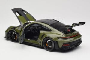 Porsche 911 992 GT3 RS Nato Olive & Black Wheels Minichamps 1:18 110062027 Metal - imagem 5 de 8