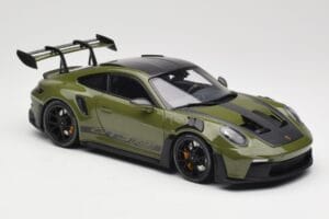 Porsche 911 992 GT3 RS Nato Olive & Black Wheels Minichamps 1:18 110062027 Metal - imagem 6 de 8