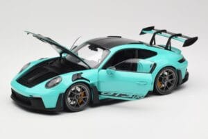 Porsche 911 992 GT3 RS Python Green & Dark Silver Wheels Minichamps 1:18 110062026 Metal - imagem 2 de 8