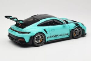 Porsche 911 992 GT3 RS Python Green & Dark Silver Wheels Minichamps 1:18 110062026 Metal - imagem 3 de 8