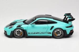 Porsche 911 992 GT3 RS Python Green & Dark Silver Wheels Minichamps 1:18 110062026 Metal - imagem 4 de 8