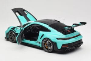 Porsche 911 992 GT3 RS Python Green & Dark Silver Wheels Minichamps 1:18 110062026 Metal - imagem 5 de 8