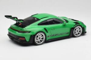 Porsche 911 992 GT3 RS Python Verde & Rodas Prata & Decor Preto Minichamps 1:18 153062235 Metal - imagem 2 de 6