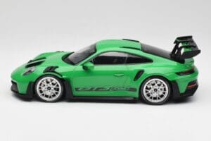 Porsche 911 992 GT3 RS Python Verde & Rodas Prata & Decor Preto Minichamps 1:18 153062235 Metal - imagem 3 de 6