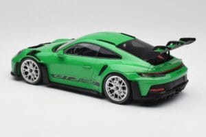 Porsche 911 992 GT3 RS Python Verde & Rodas Prata & Decor Preto Minichamps 1:18 153062235 Metal - imagem 5 de 6