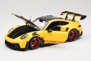 Porsche 911 992 GT3 RS Racing Yellow Weissach Package & Red Wheels Minichamps 1:18 110062025 Metal - imagem 2 de 8