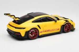 Porsche 911 992 GT3 RS Racing Yellow Weissach Package & Red Wheels Minichamps 1:18 110062025 Metal - imagem 3 de 8