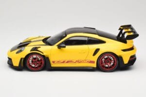Porsche 911 992 GT3 RS Racing Yellow Weissach Package & Red Wheels Minichamps 1:18 110062025 Metal - imagem 4 de 8