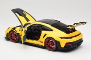 Porsche 911 992 GT3 RS Racing Yellow Weissach Package & Red Wheels Minichamps 1:18 110062025 Metal - imagem 5 de 8