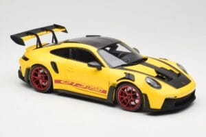 Porsche 911 992 GT3 RS Racing Yellow Weissach Package & Red Wheels Minichamps 1:18 110062025 Metal - imagem 6 de 8