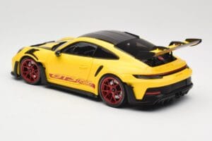 Porsche 911 992 GT3 RS Racing Yellow Weissach Package & Red Wheels Minichamps 1:18 110062025 Metal - imagem 7 de 8