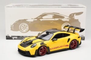 Porsche 911 992 GT3 RS Racing Yellow Weissach Package & Red Wheels Minichamps 1:18 110062025 Metal - imagem 8 de 8