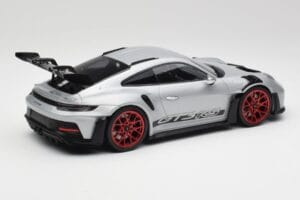 Porsche 911 992 GT3 RS Prata & Rodas Vermelhas Minichamps 1:18 153062241 Metal - imagem 2 de 6