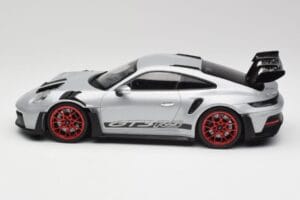 Porsche 911 992 GT3 RS Prata & Rodas Vermelhas Minichamps 1:18 153062241 Metal - imagem 3 de 6