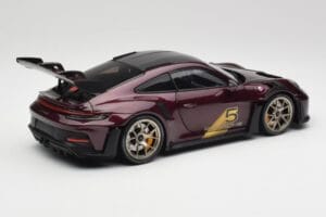 Porsche 911 992 GT3 RS Ultravioleta & Jantes Prata Minichamps 1:18 110062029 Metal - imagem 3 de 8