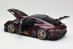 Porsche 911 992 GT3 RS Ultravioleta & Jantes Prata Minichamps 1:18 110062029 Metal - imagem 5 de 8