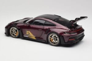 Porsche 911 992 GT3 RS Ultravioleta & Jantes Prata Minichamps 1:18 110062029 Metal - imagem 7 de 8