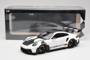 Porsche 911 992 GT3 RS Branco & Rodas Pretas Minichamps 1:18 155062230 Metal - imagem 6 de 6