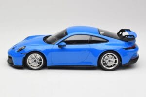 Porsche 911 992 GT3 Shark Azul & Jantes Prata Minichamps 1:18 143069015 Resina - imagem 3 de 6