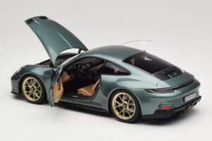 Porsche 911 992 GT3 Touring Package Malachite Green Metallic Norev 1:18 187382 Metal - imagem 5 de 8