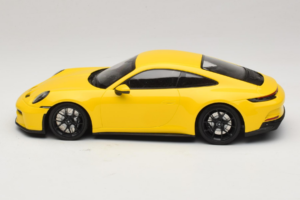 Porsche 911 992 GT3 Touring Amarelo Jantes Pretas Minichamps 1:18 117069021 Metal - imagem 3 de 6