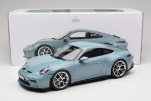 Porsche 911 992 S/T Meisenblau Norev 1:12 127550 Metal - imagem 6 de 6