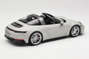 Porsche 911 992 Targa 4 GTS Cinzento Minichamps 1:18 155061064 Metal - imagem 2 de 6