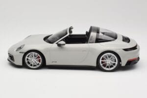 Porsche 911 992 Targa 4 GTS Cinzento Minichamps 1:18 155061064 Metal - imagem 3 de 6