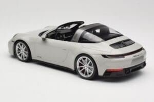Porsche 911 992 Targa 4 GTS Cinzento Minichamps 1:18 155061064 Metal - imagem 5 de 6
