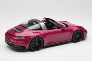Porsche 911 992 Targa 4 GTS Rubystar Minichamps 1:18 155061066 Metal - imagem 2 de 6