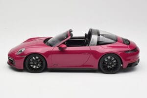 Porsche 911 992 Targa 4 GTS Rubystar Minichamps 1:18 155061066 Metal - imagem 3 de 6
